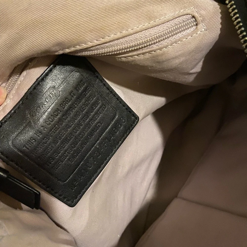 ✨GUC✨Coach Black and Tan shoulder Bag - Picture 3 of 5